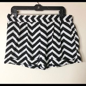 Heart Soul Black White Chevron Print Shorts Sz XL